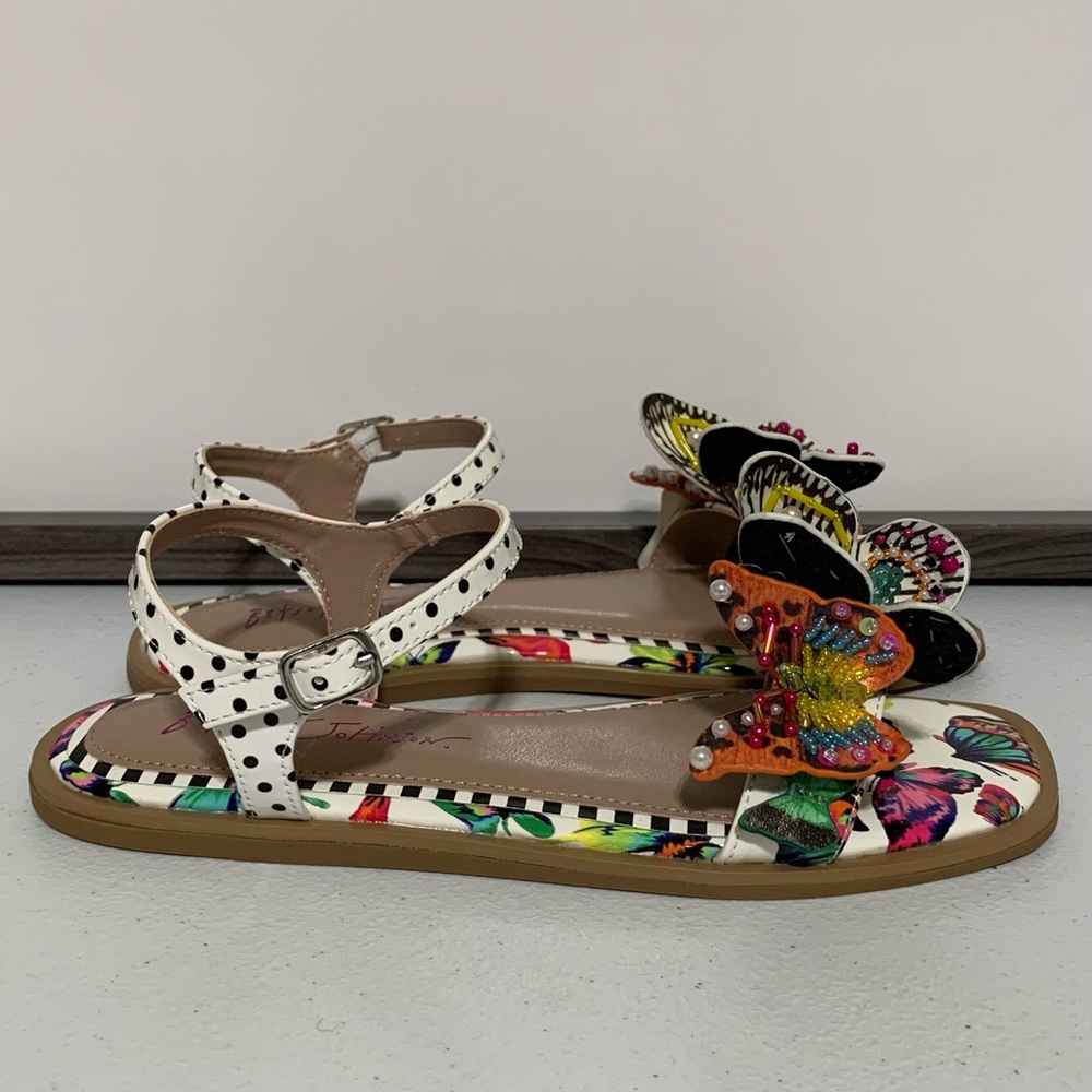 Betsey Johnson Dacie White Butterfly Sandal-Size 4 (Big Girl)/6 Women’s New
